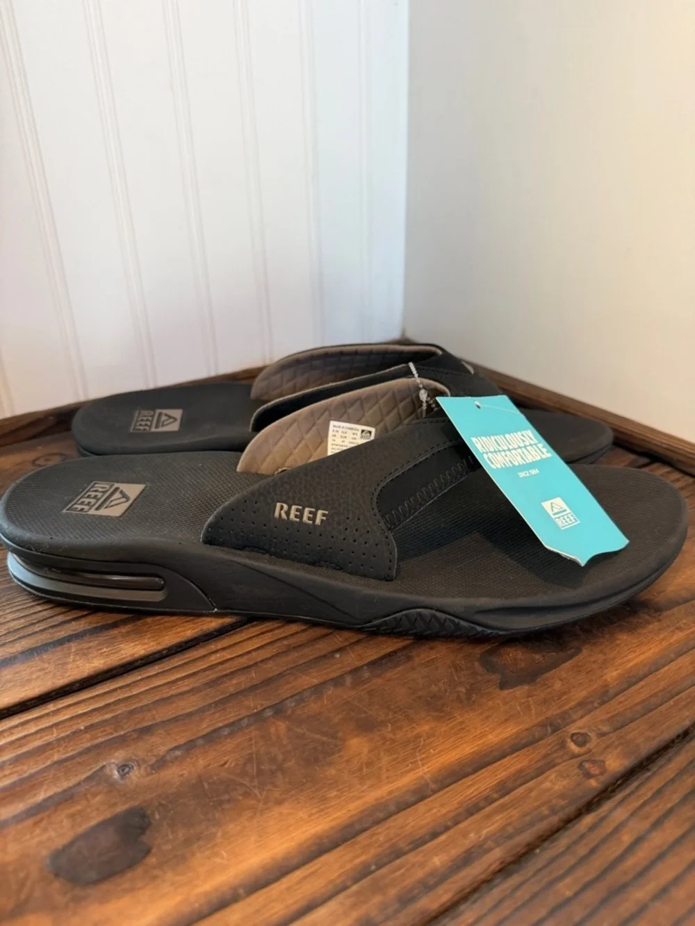 NWT Reef Men’s Fanning Black Flip Flops with built in bottle opener